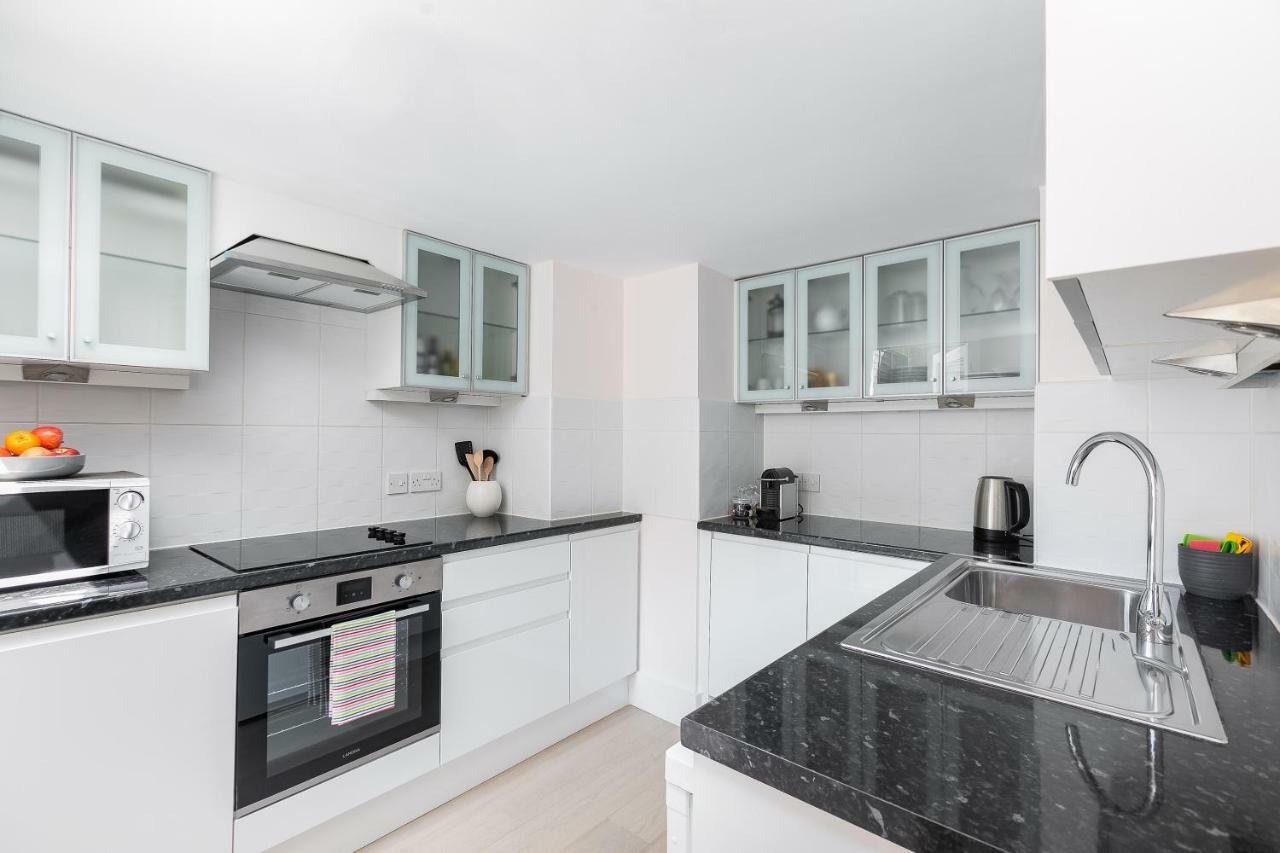 Apartment With Private Patio, And Park Across The Road (Adults Only) ลอนดอน ภายนอก รูปภาพ